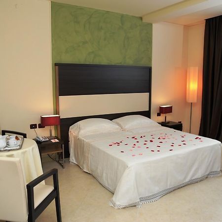 Viola Palace Hotel Villafranca Tirrena Room photo