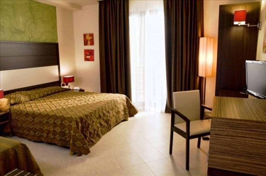 Viola Palace Hotel Villafranca Tirrena Room photo
